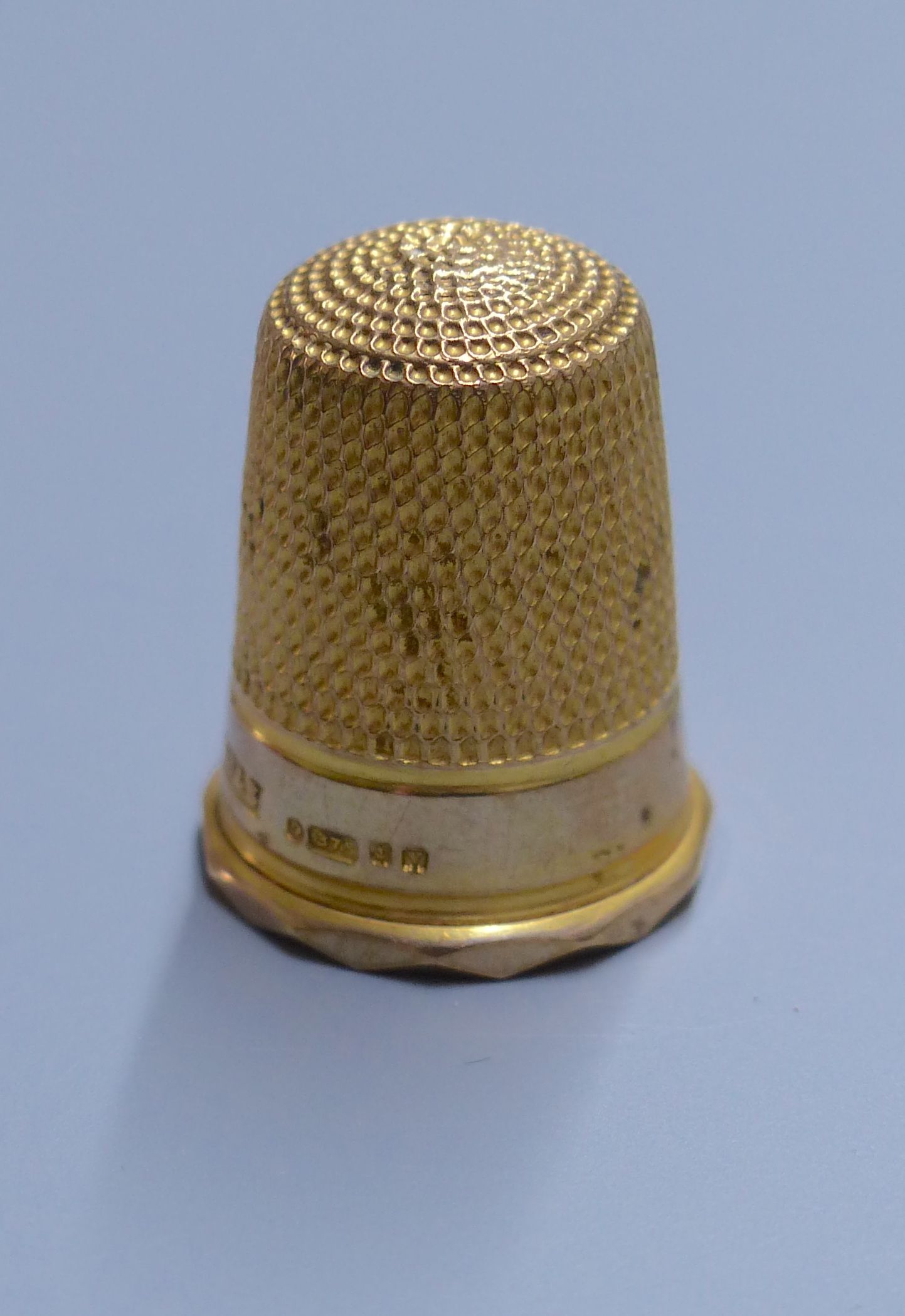 A George V 9ct gold thimble, 20mm, 4 grams.